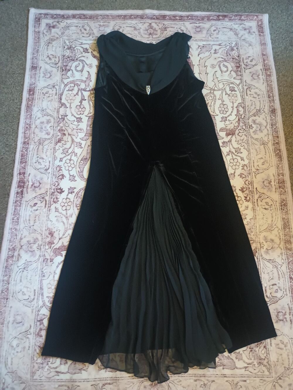 Robbie Bee Signature Women's Velvet Evening Gown 22W Demure Cocktail Old Money
